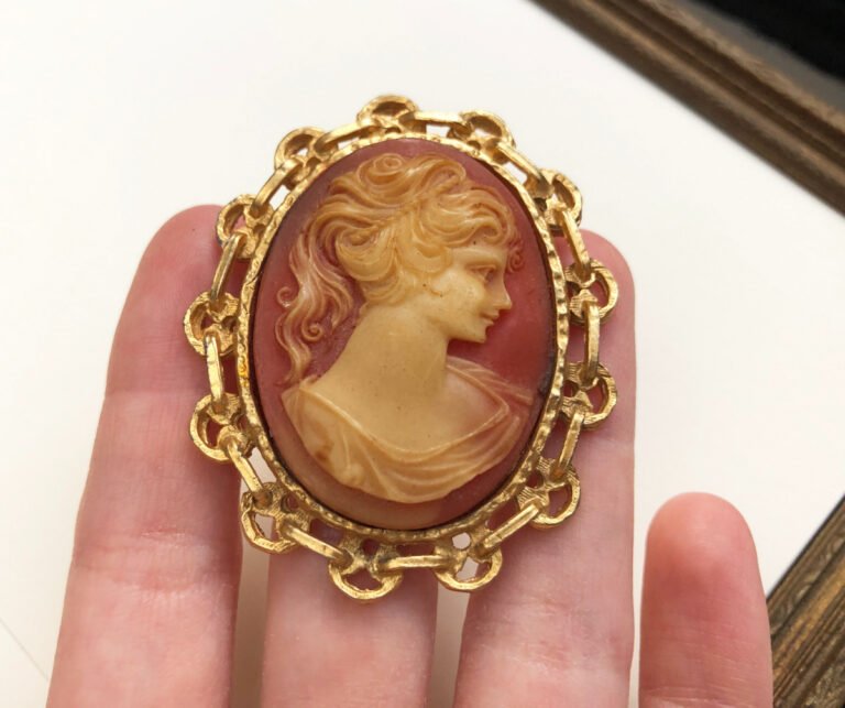 Antique Gold Cameo Brooch